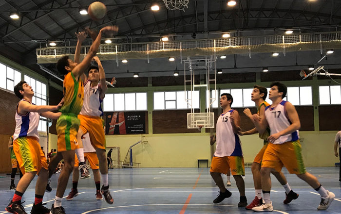 En David Cortés llançant a cistella al partit contra el Bufalà