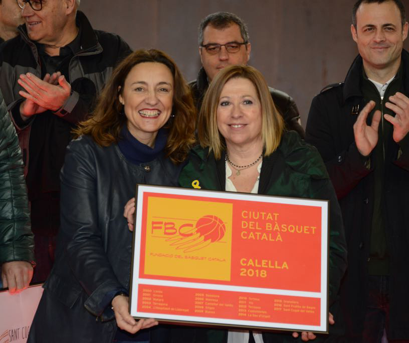 Les alcaldesses de Sant Cugat, Mercè Conesa, i de Calella, Montserrat Candini, oficialitzen el traspàs de "Ciutat del Bàsquet Català"