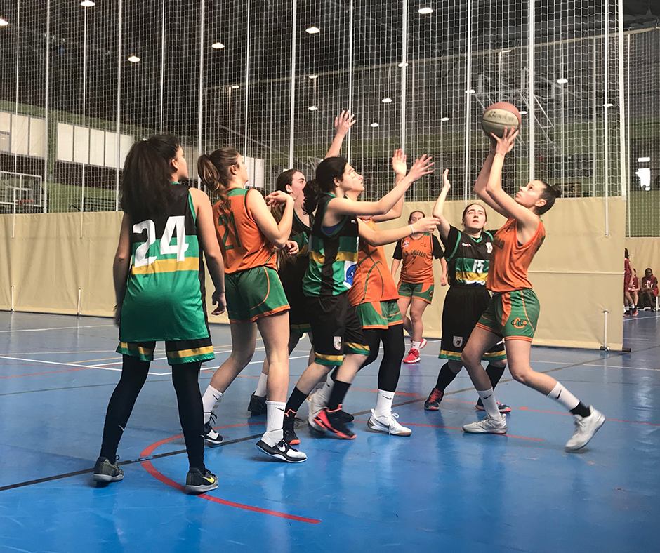 Una cistella amb estil al partit del júnior "B" femení contra el Vila de Montornès