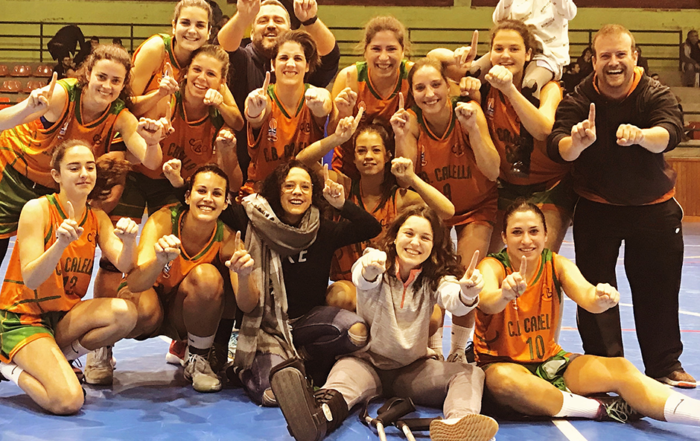 El sènior femení celebrant la victòria contra el Granollers