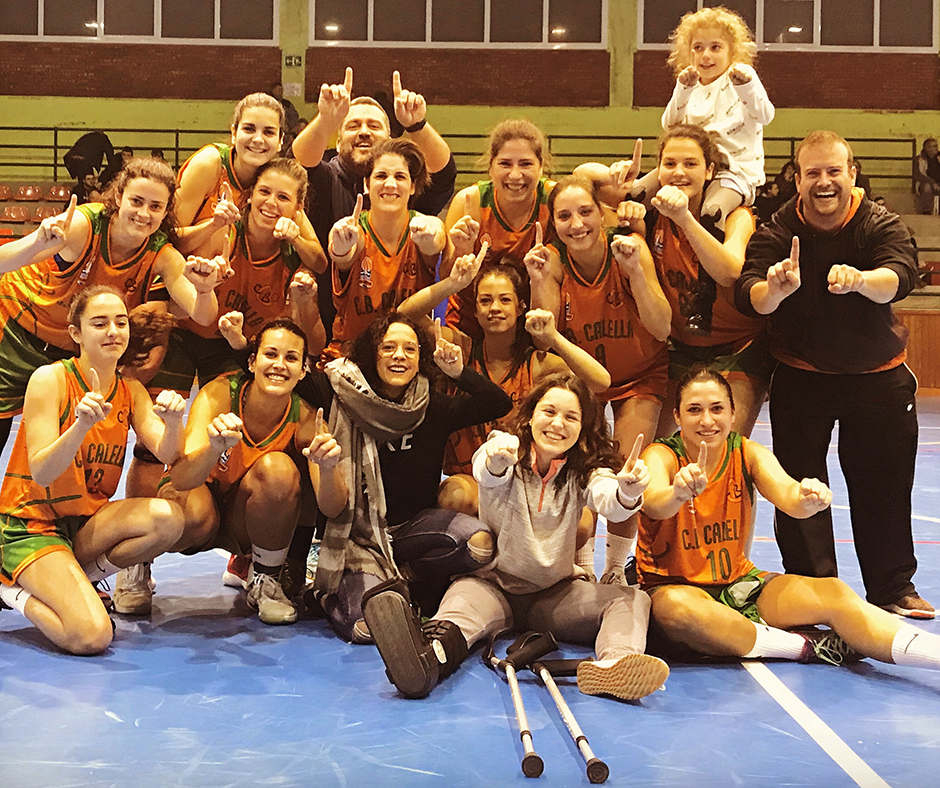 El sènior femení celebrant la victòria contra el Granollers