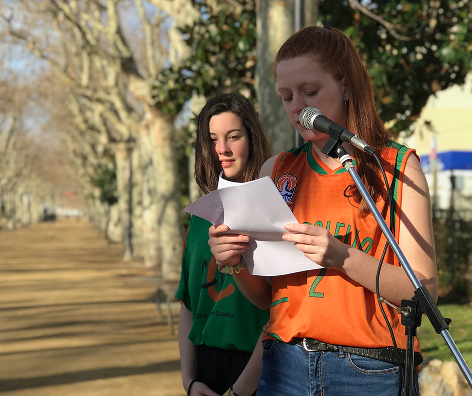 L'Aïna Pi durant la lectura del manifest del Dia Internacional de les Dones