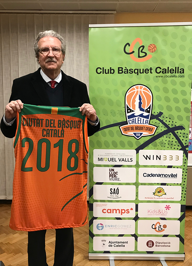 Joan Fa, president de la Fundació del Bàsquet Català, amb la samarreta commemorativa de "Ciutat del Bàsquet Català"