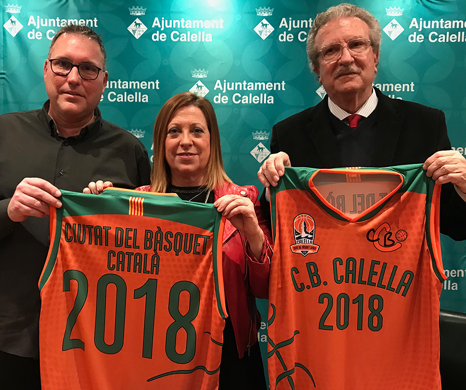 David Fors, Montserrat Candini i Joan Fa amb la samarreta commemorativa de "Ciutat del Bàsquet Català" 2018