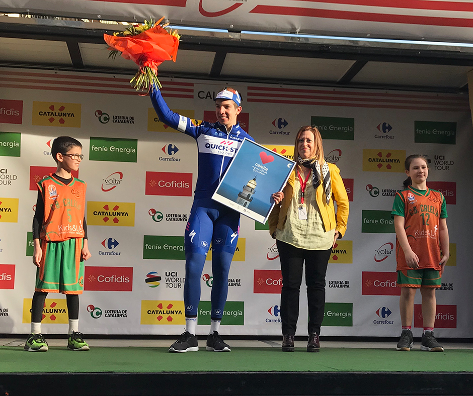 CB Calella - La Cèlia i en Roger acompanyen al podi el guanyador de la primera etapa de la Volta Ciclista a Catalunya