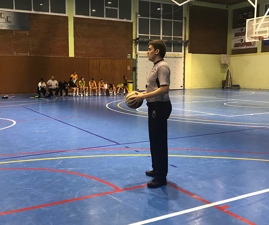 Un àrbitre durant un descans en un partit de Segona Catalana femenina