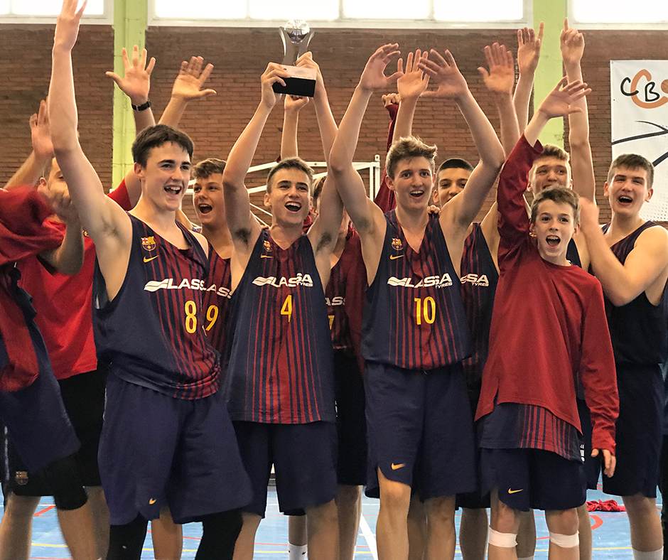 CB Calella - Un moment de la celebració dels jugadors del Futbol Club Barcelona a la pista del pavelló municipal "Parc Dalmau" de Calella