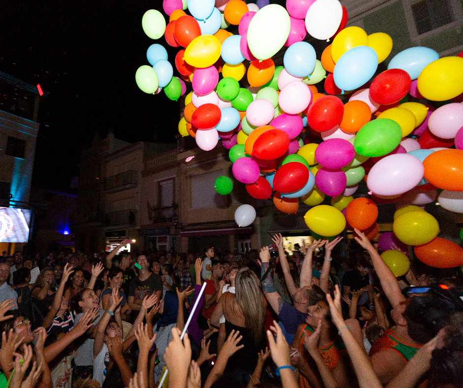 L'esclat de joia a la plaça amb la caiguda de gairebé 400 globus. Foto: Joan Maria Arenaza