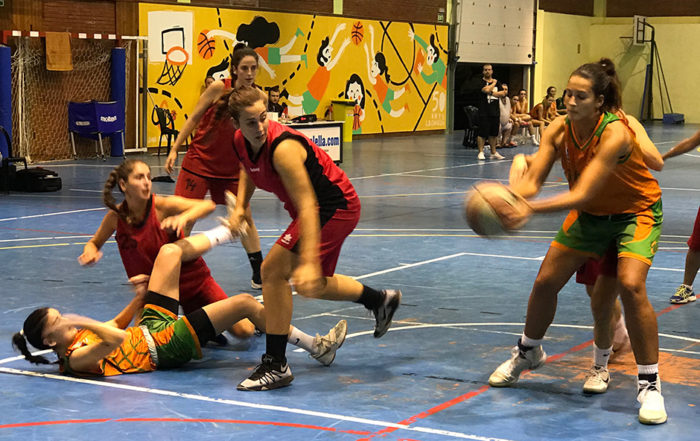 Una acció del partit entre el CB Calella i el Canyelles