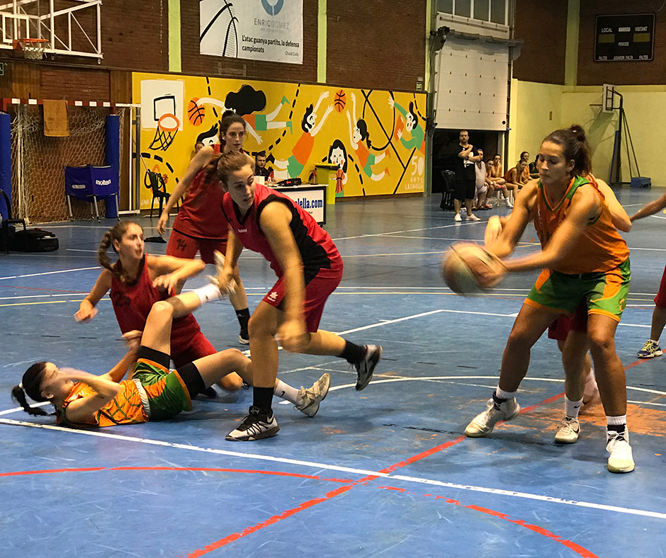 Una acció del partit entre el CB Calella i el Canyelles