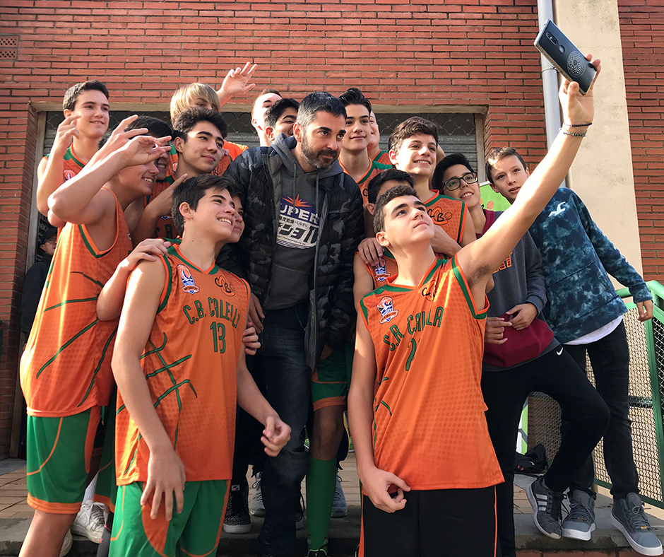Juan Carlos Navarro es fa una selfie amb el nostre cadet "B"