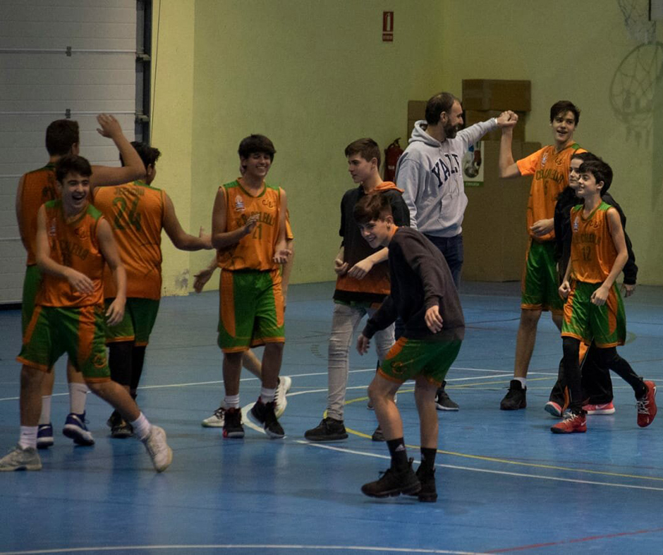 La celebració a la pista del cadet "B". Foto: Ivan Lluís