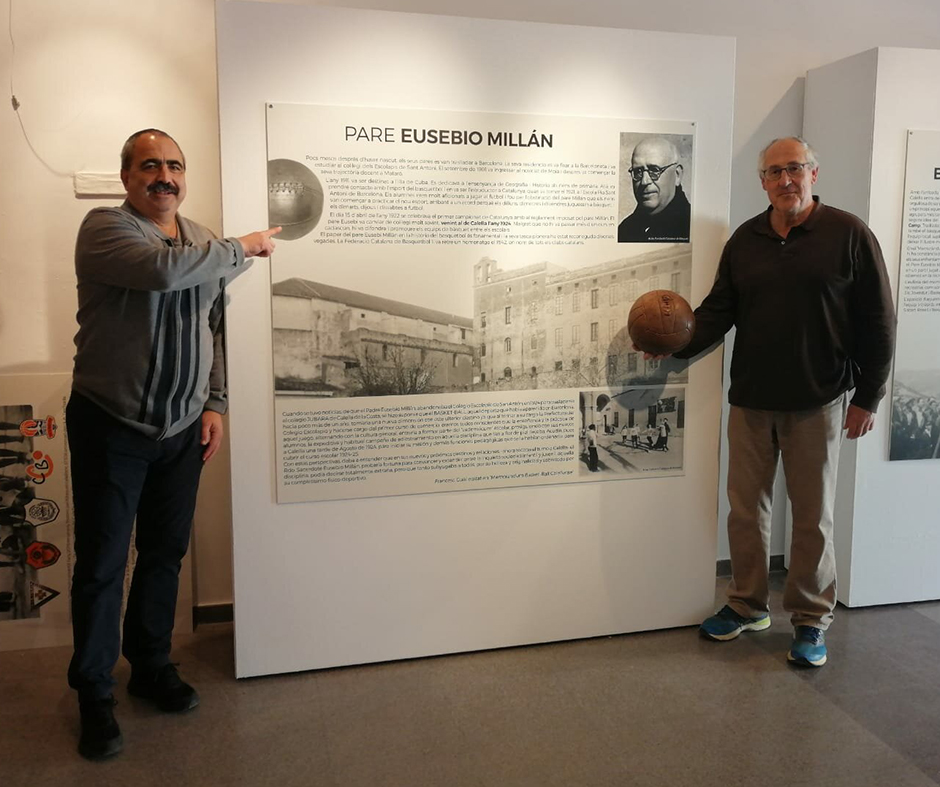 En Rufus Serra i en Castro, al costat del panell que recorda el pare Millán. Foto: Joanitu Claramunt