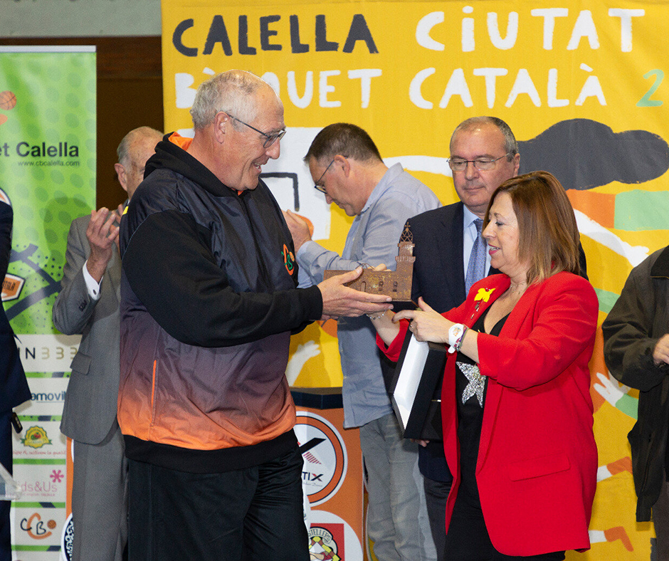 CB Calella - L'homenatge a en "Castro". L'alcaldessa li entrega una reproducció del Far de Calella. Foto: Joan Maria Arenaza