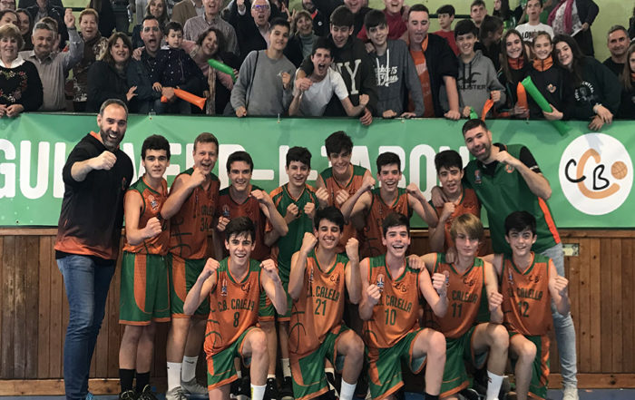 CB Calella - El cadet B celebra el títol amb l'afició