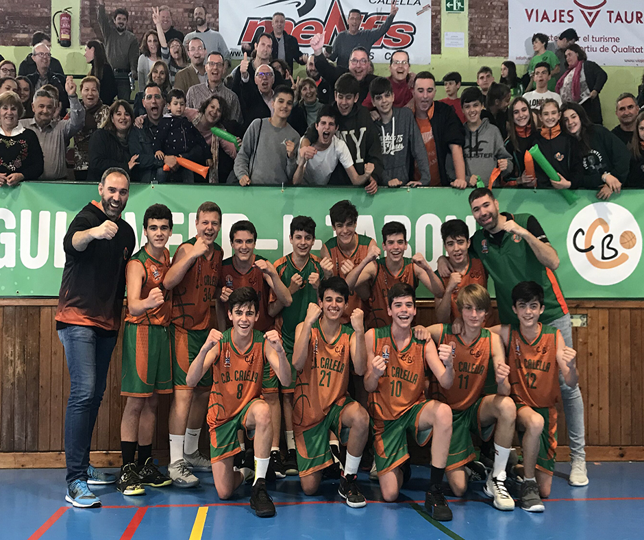 CB Calella - El cadet B celebra el títol amb l'afició