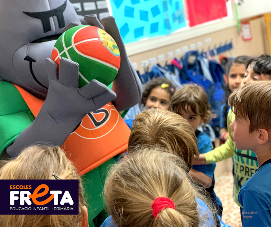 CB Calella - En Wolfy mostra als nens de P5B la pilota de la "Ciutat del Bàsquet Català". Foto: Escoles Freta Calella
