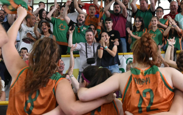 CB Calella - Els "Orgull verd-i-taronja" celebren la victòria de les nostres júnior. Foto: Esther Pujol