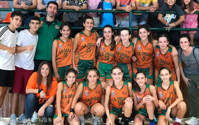 CB Calella - L'infantil celebra el triomf contra el Pineda amb l'afició