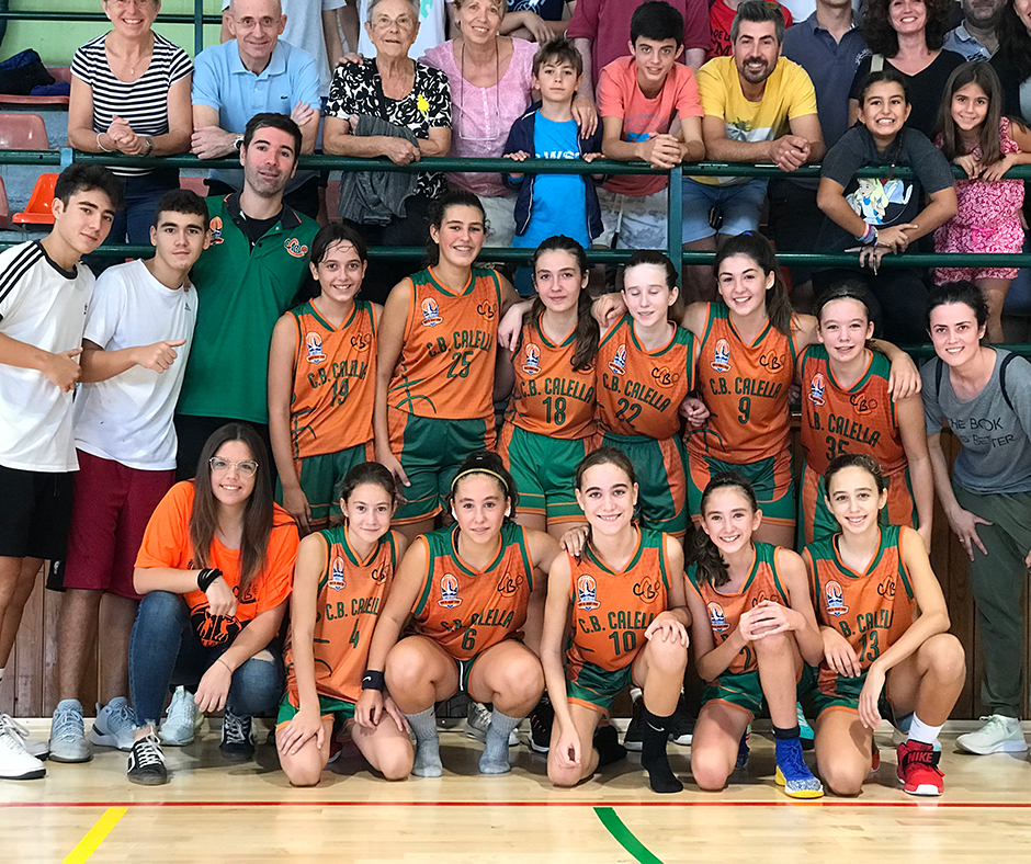 CB Calella - L'infantil celebra el triomf contra el Pineda amb l'afició