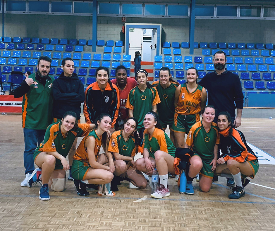 CB Calella - La foto de família del júnior femení. Foto: Quim Plà