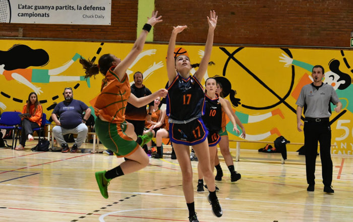 CB Calella - La Martina Berney llança a cistella en posició acrobàtica. Foto: Esther Pujol