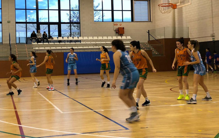CB Calella - Una acció del partit del nostre sènior femení a Banyoles