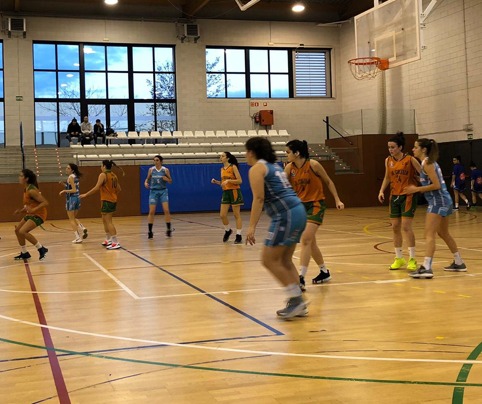 CB Calella - Una acció del partit del nostre sènior femení a Banyoles