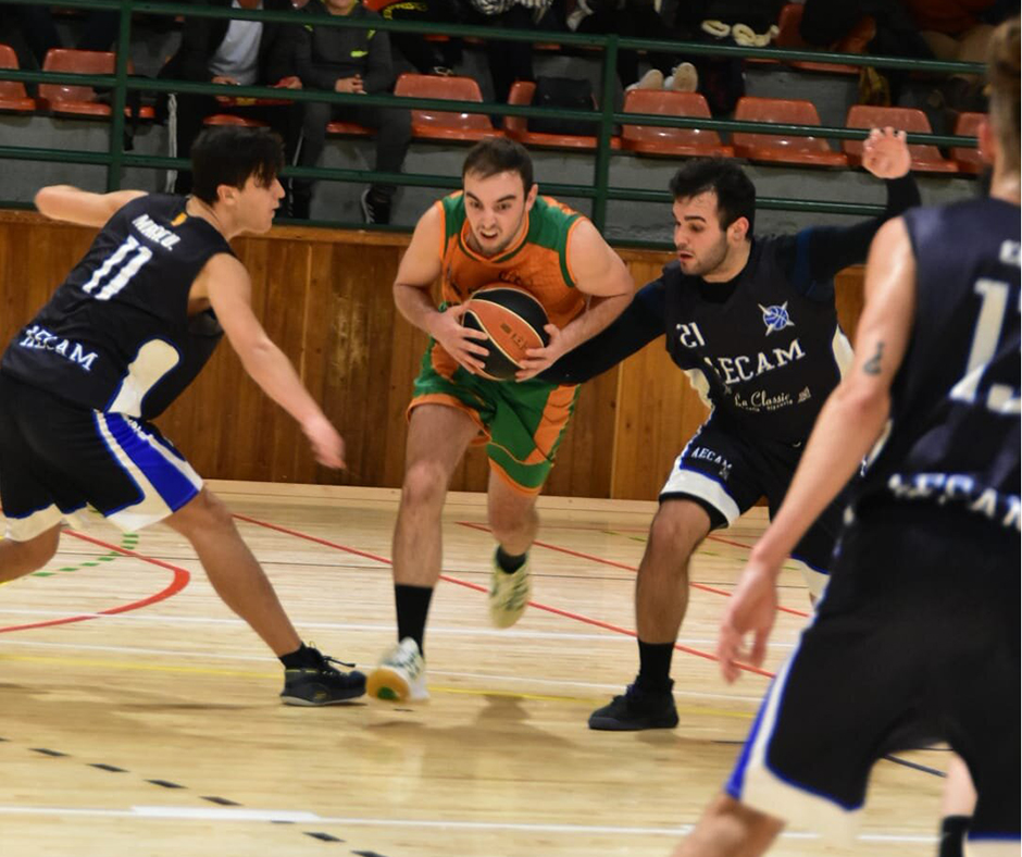 CB Calella - L'Uri Terricabras protegeix la pilota entre dos rivals. Foto: Esther Pujol