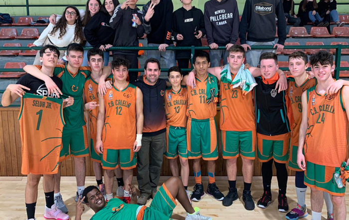 CB Calella - El júnior B celebra el triomf contra l'AB Premià