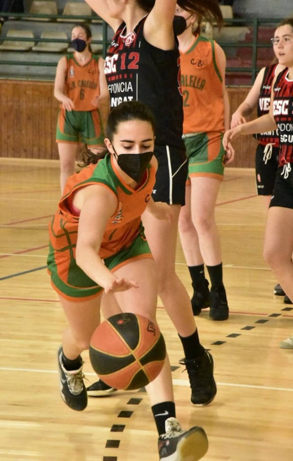 CB Calella - La Natàlia Aran en una acció del partit. Foto: Esther Pujol