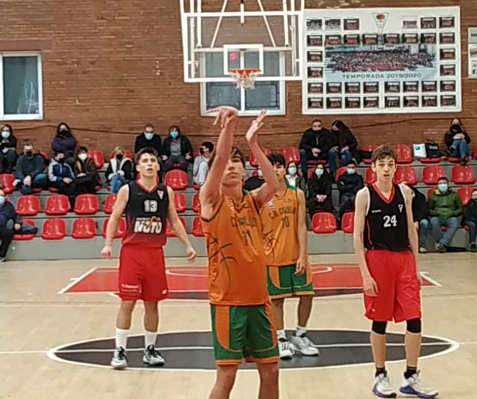 En Genís, durant un tir davant el seu defensor