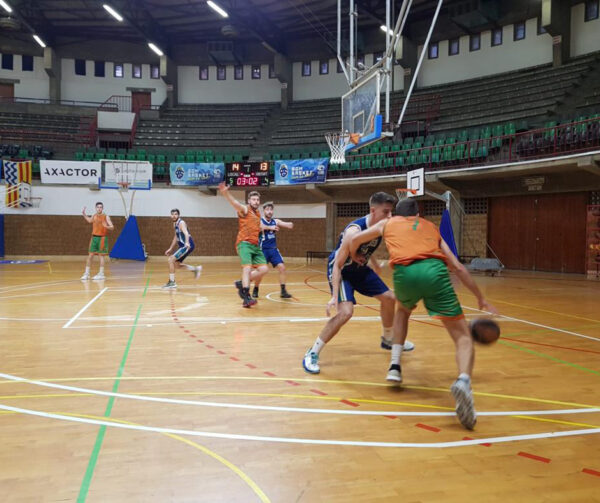 En Nil, fent un tir al partit contra el Boet