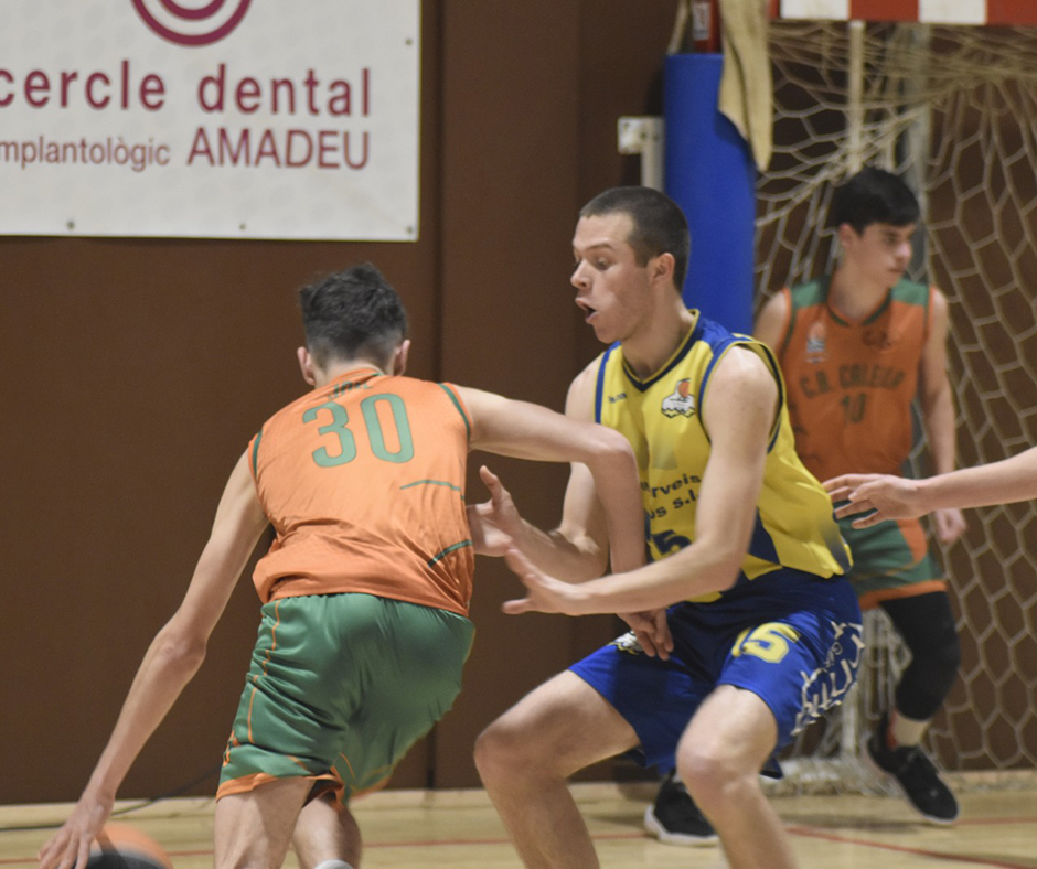 En Genís, durant un tir davant el seu defensor