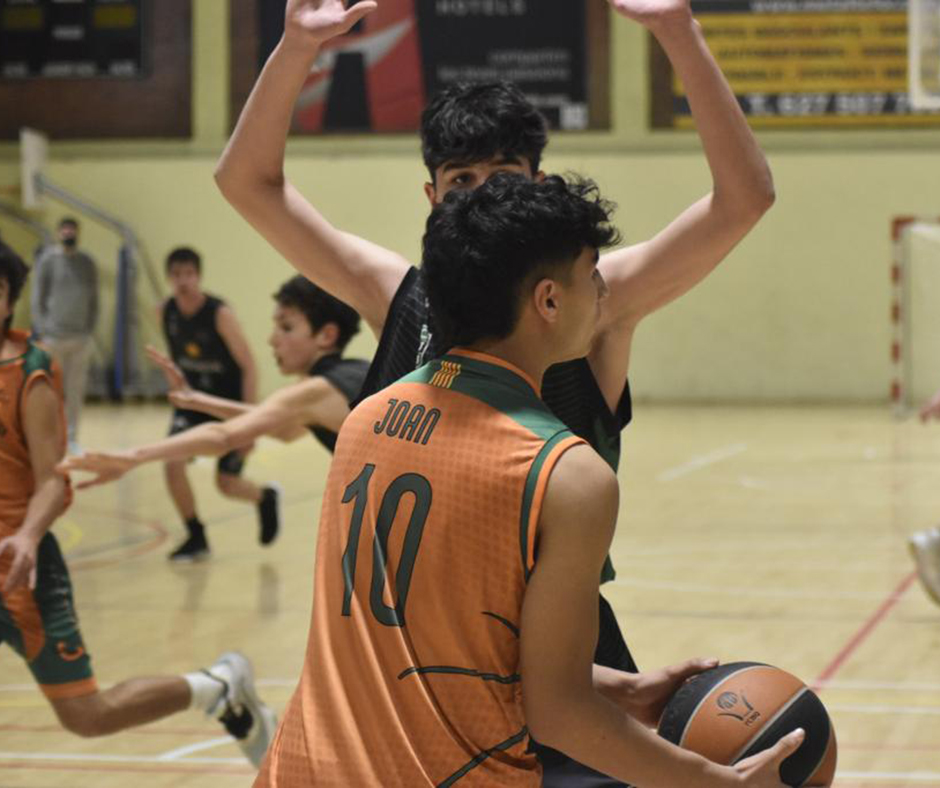 En Genís, durant un tir davant el seu defensor