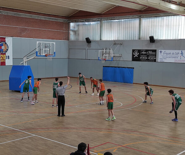 En Genís, durant un tir davant el seu defensor