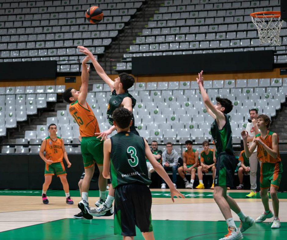 En Genís, durant un tir davant el seu defensor